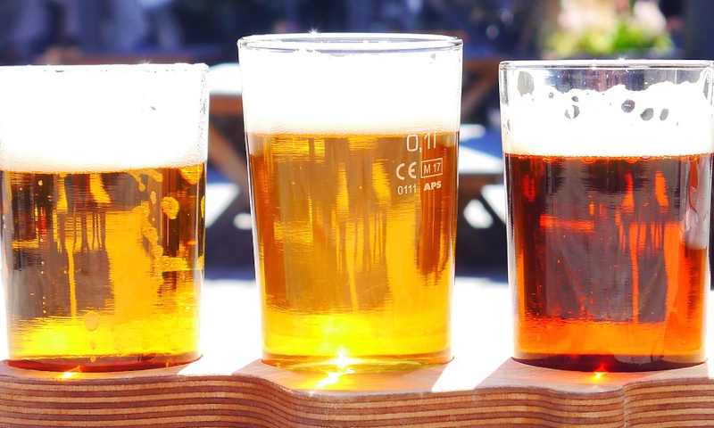 Lager en Ale bieren Drie bierglazen met verschillende biersoorten op een proefplankje